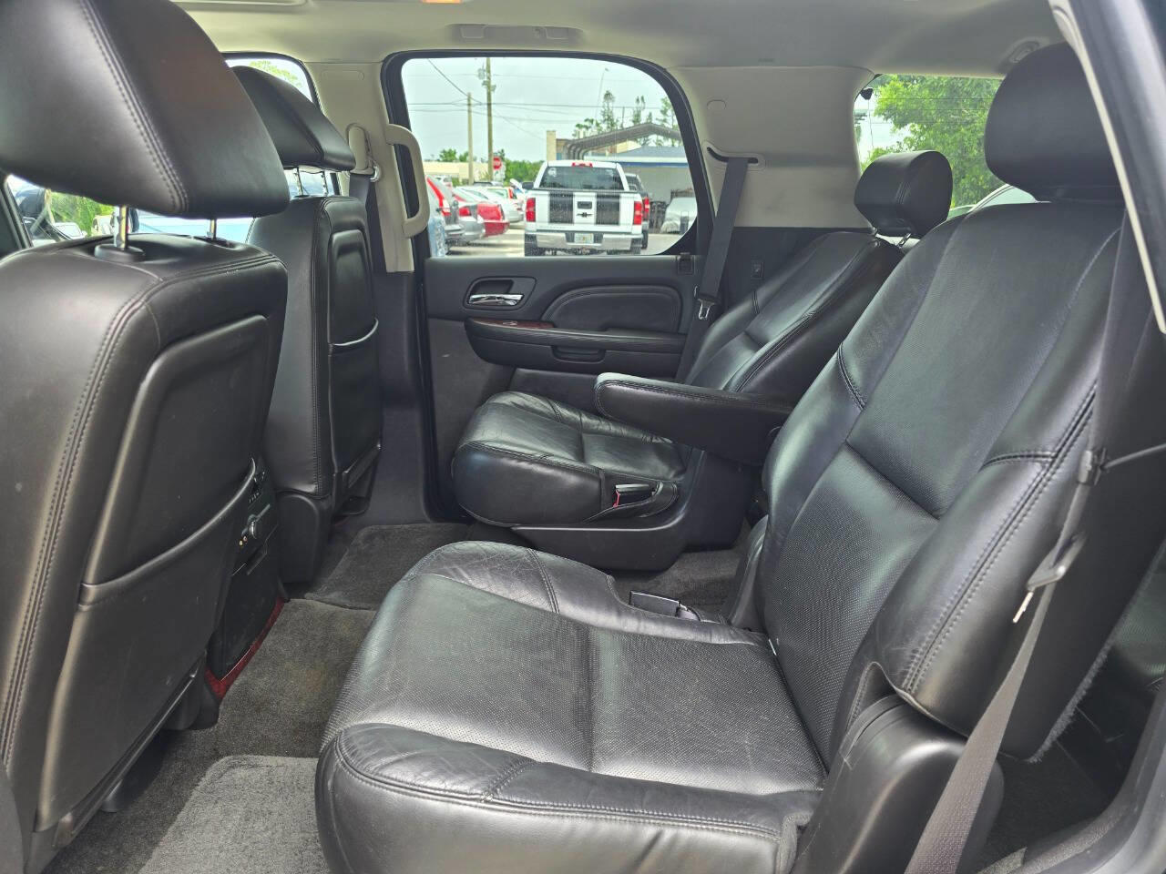 2008 Cadillac Escalade Luxury photo 2