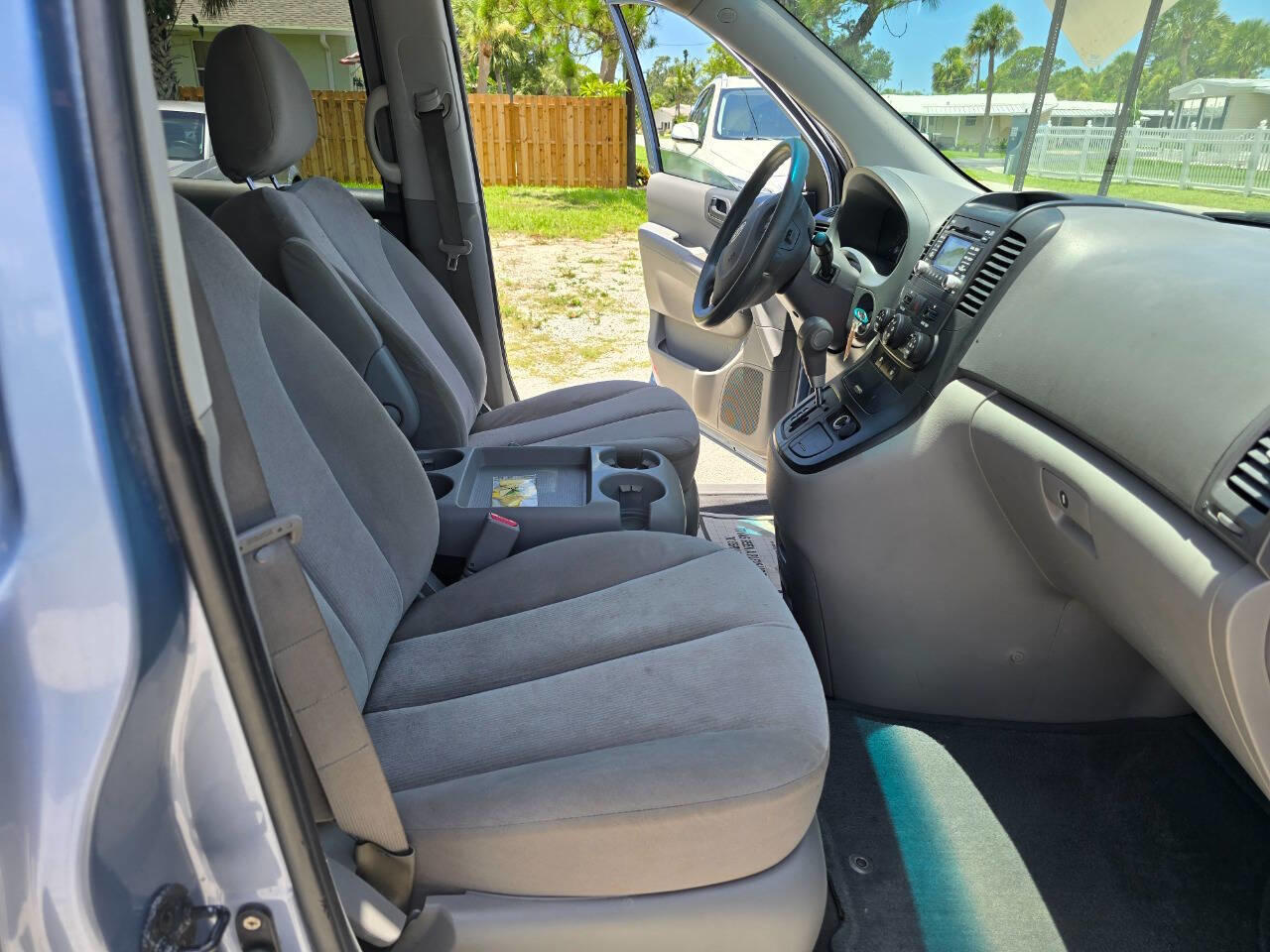 2009 Kia Sedona LX photo 2