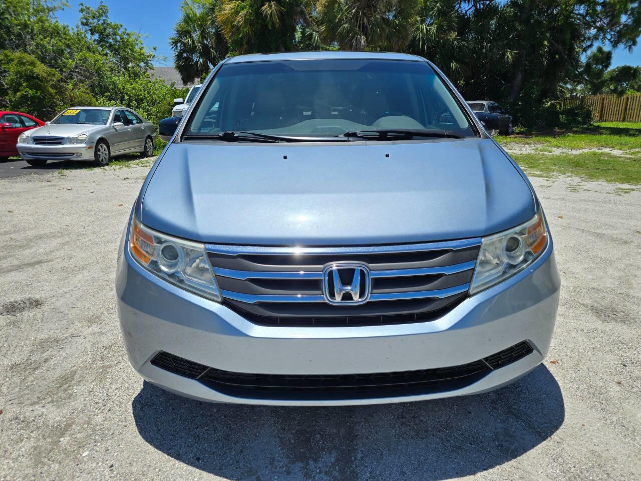 2011 Honda Odyssey photo 2