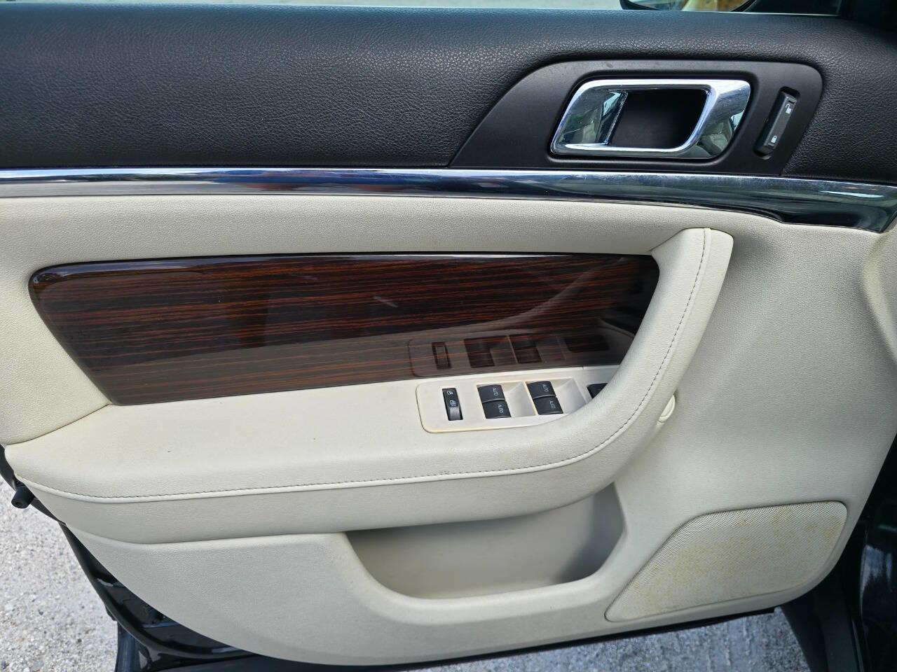 2011 Lincoln MKS photo 10