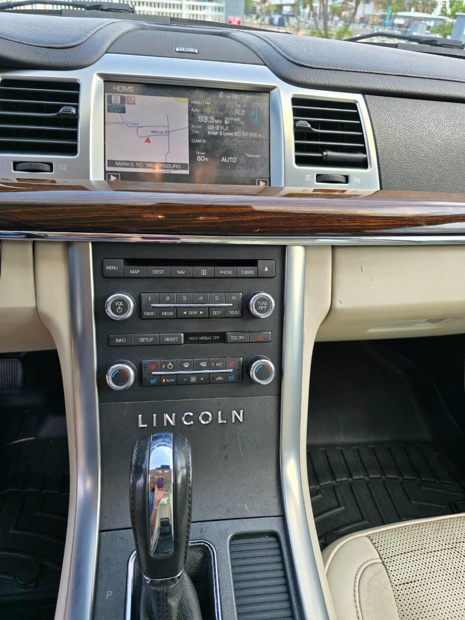 2011 Lincoln MKS photo 11