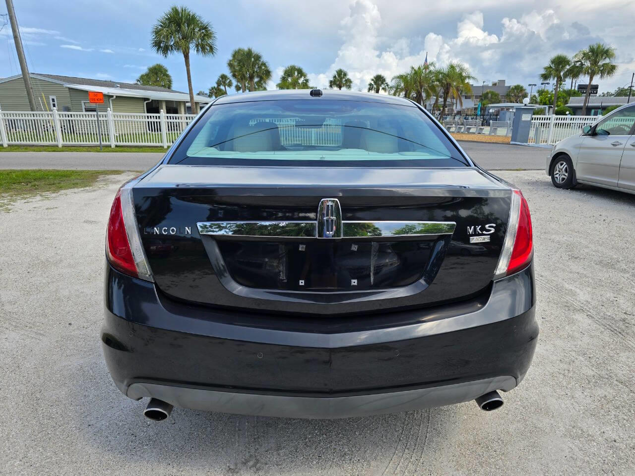 2011 Lincoln MKS photo 8