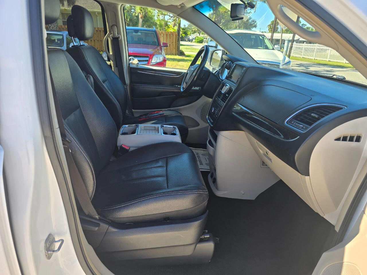 2014 Chrysler Town & Country Touring photo 2