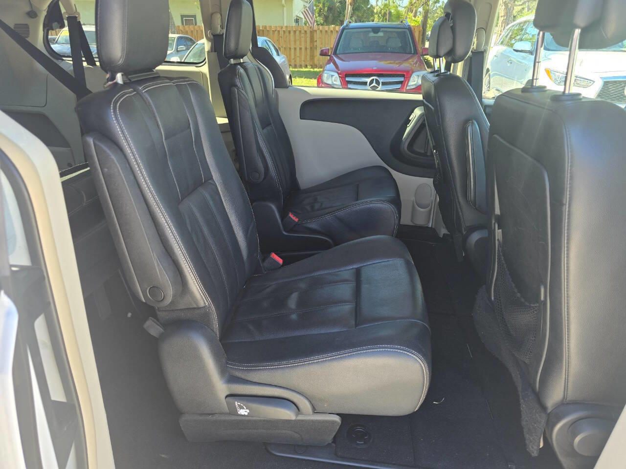 2014 Chrysler Town & Country Touring photo 4